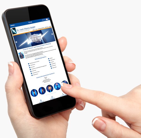 Smartphone mit der Website der Praxis Dr. Jaeger in der Hand